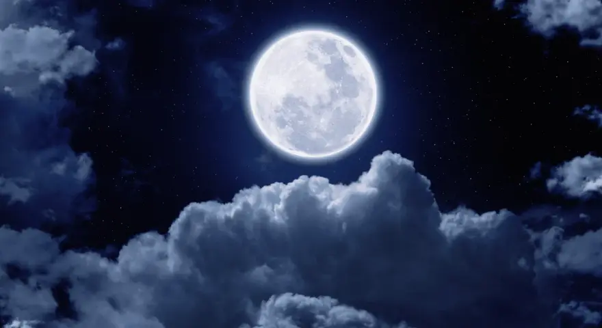 Jasna pełnia księżyca nad chmurami, nocne niebo pełne gwiazd, idealne do nocnych zaklęć.
