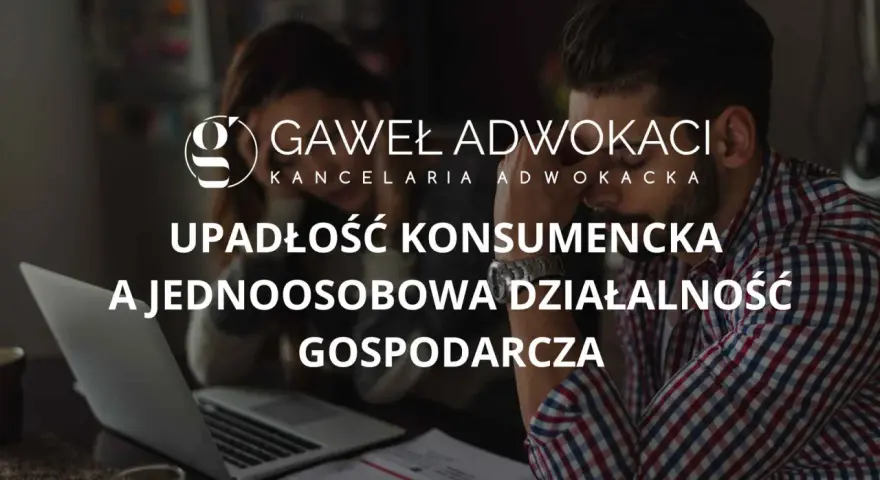 Para zmartwiona analizuje dokumenty przy laptopie. Temat: upadłość firmy jednoosobowej a długi.
