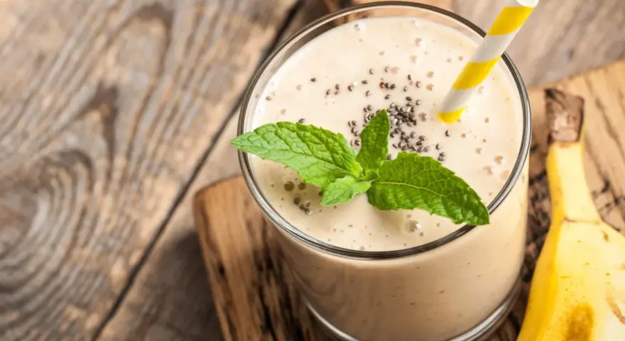 Prosty przepis na koktajl bananowy z mlekiem, który zachwyca smakiem