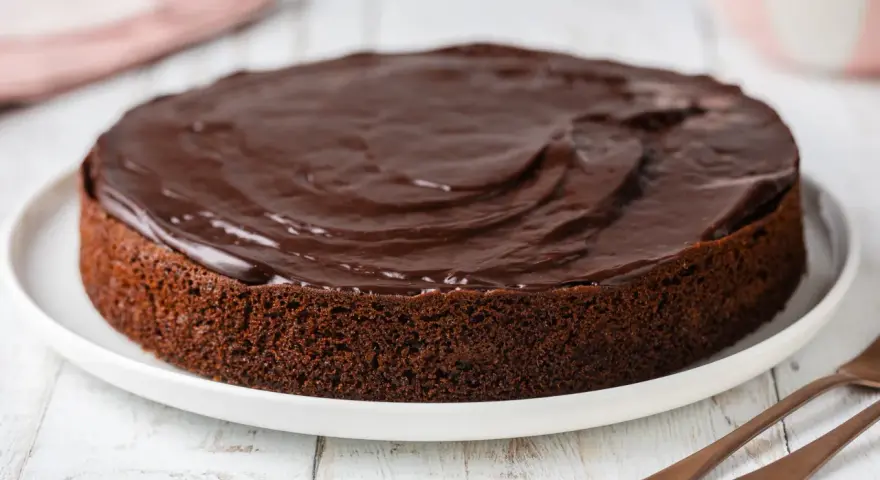 Torta al cioccolato soffice, ricoperta da una glassa lucida. Perfetta per chi ama il cioccolato, questa torta con cioccolato avanzato è un vero piacere.