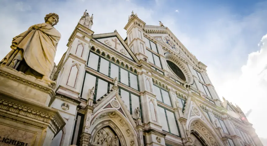 Statua di Dante e la facciata di Santa Croce, un luogo iconico del cammino di Dante tappe.