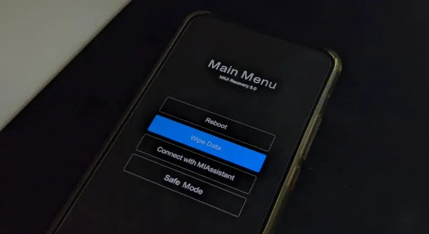 Ekran telefonu Xiaomi w trybie fastboot, menu główne MIUI Recovery 5.0 z opcją "Wipe Data" podświetloną na niebiesko.