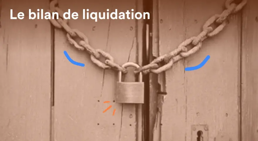 Le bilan de liquidation est verrouillé. Une chaîne et un cadenas sécurisent une porte en bois, symbolisant la fin d'une entreprise.