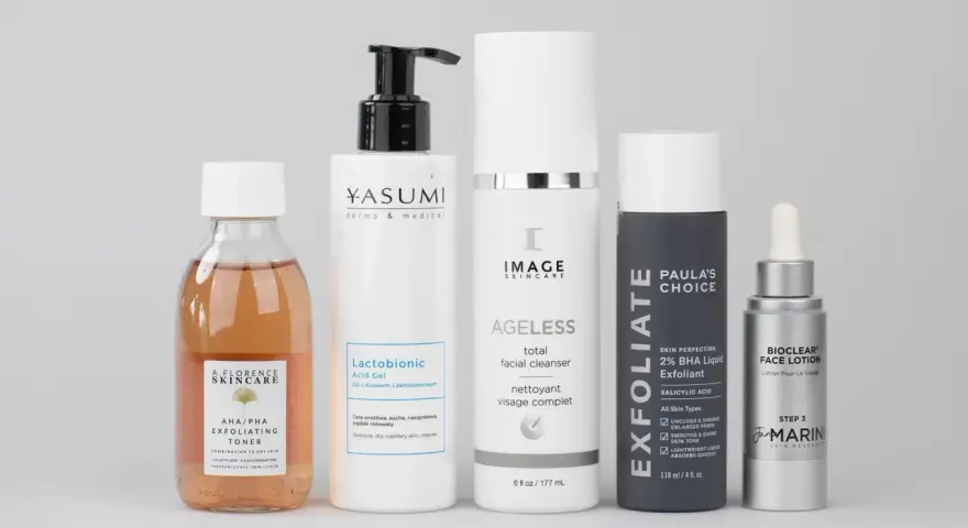 Zestaw kosmetyków do pielęgnacji, w tym tonik z kwasem AHA/PHA, żel z kwasem laktobionowym, cleanser, eksfoliant z kwasem BHA i lotion.