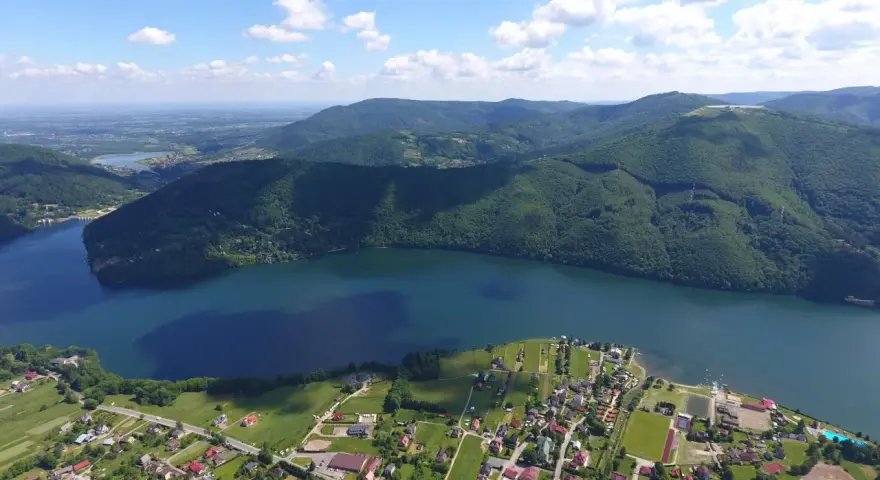 Widok na jezioro i góry. Góra Żar oferuje wiele atrakcji, w tym malownicze krajobrazy i tereny rekreacyjne.