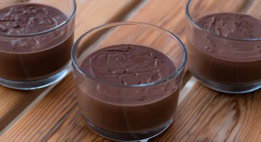Tre glas med krämig chokladpudding, perfekt för ett enkelt chokladpudding recept.