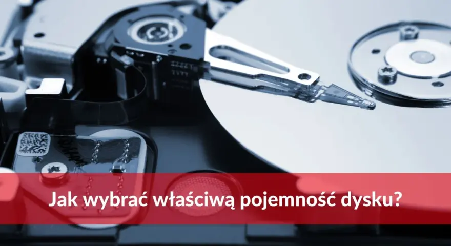 Wnętrze dysku twardego, z widocznymi talerzami i głowicami. Tekst: "Jak wybrać właściwą pojemność dysku?".