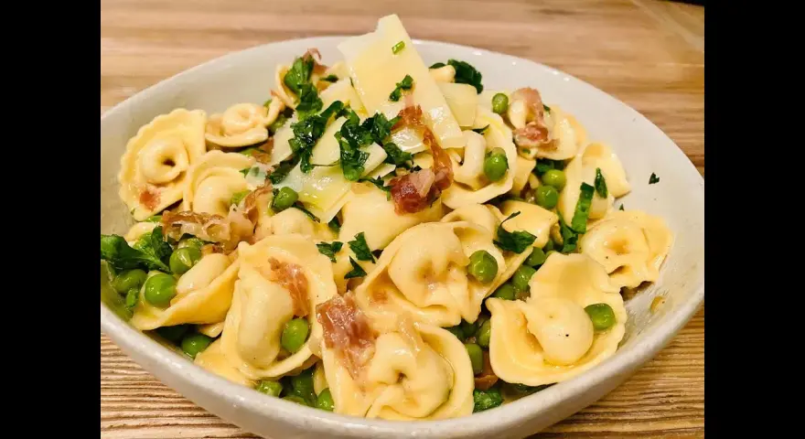 Tortellini z prosciutto: najlepsze sosy i dodatki, które zaskoczą