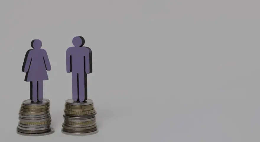 Silhouettes d'homme et de femme sur des piles de pièces. Le message est clair : travail égal, salaire égal.