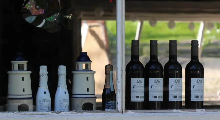 Dwa ozdobne latarnie morskie, butelki Cava, Prosecco i wina "Douce Nature" - czy wino to alkohol?