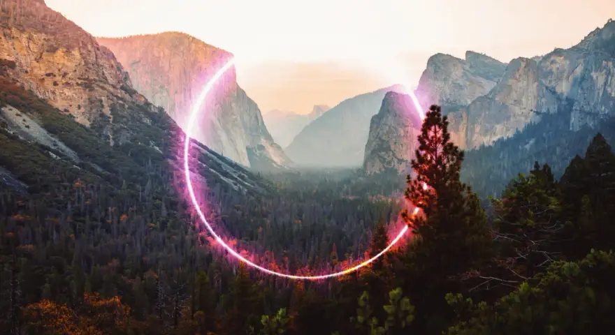 Góry Yosemite otoczone neonowym kręgiem, jakby symbolizującym 7 rok numerologiczny.