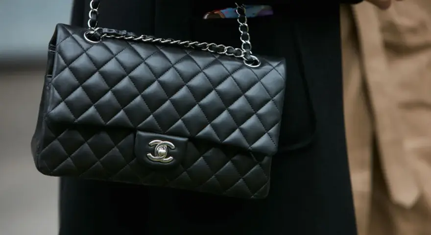 Czarna pikowana torebka Chanel z łańcuszkiem. Zastanawiasz się, ile kosztuje torebka Chanel?