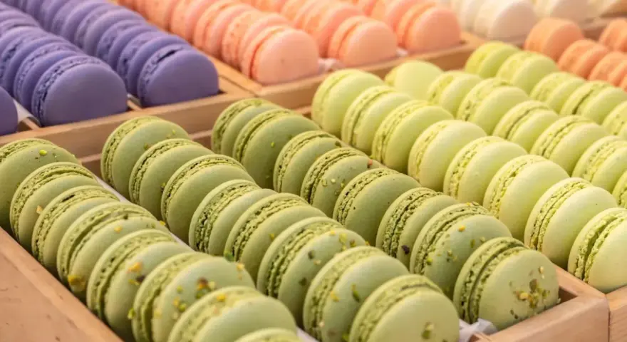 Kolorowe makaroniki w rzędach, idealne jako pamiątka – co warto przywieźć z Paryża?