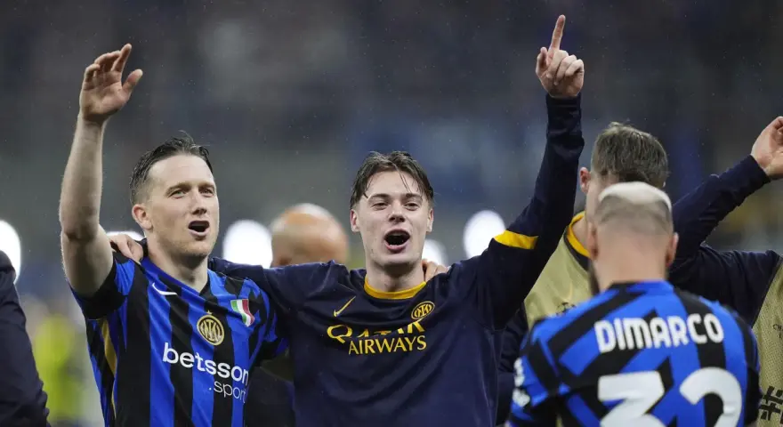 Piłkarze Interu, w tym Polacy w Serie A, świętują zwycięstwo.