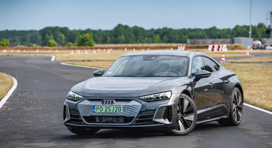 Szary Audi e-tron GT na torze wyścigowym, gotowy do jazdy.