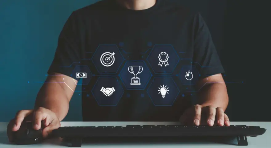 Uomo al computer con icone di successo, obiettivi e denaro. Un preventivo di spesa digitale.
