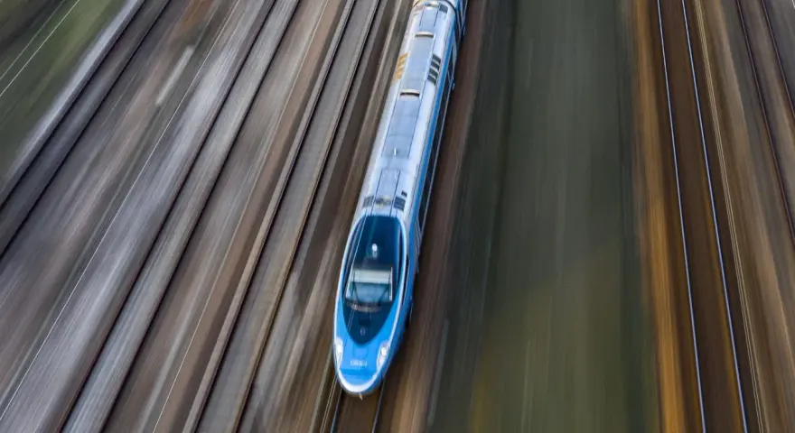 Pendolino pędzi po torach z Warszawy do Szczecina, tworząc na zdjęciu efekt rozmycia.