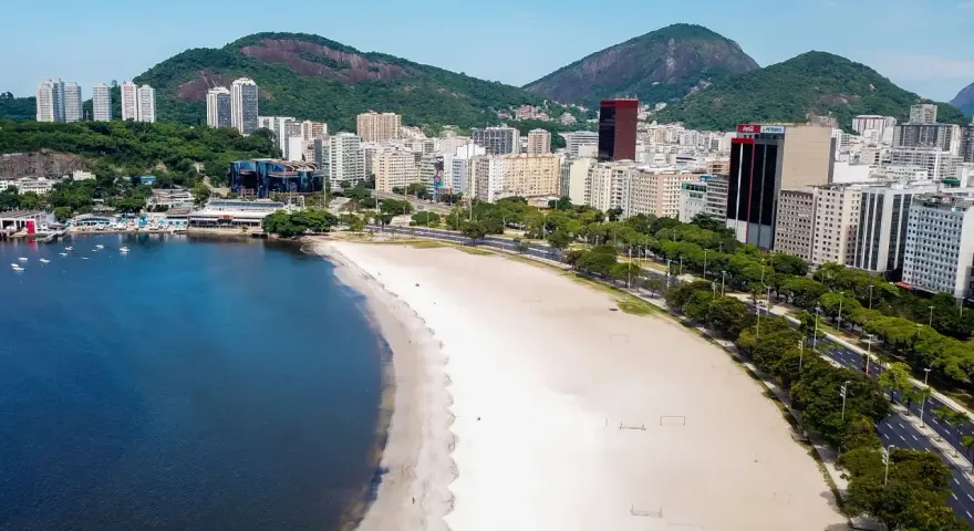 Widok na plażę i miasto w Rio de Janeiro. Czy Brazylia jest w Europie? Nie, to Ameryka Południowa!