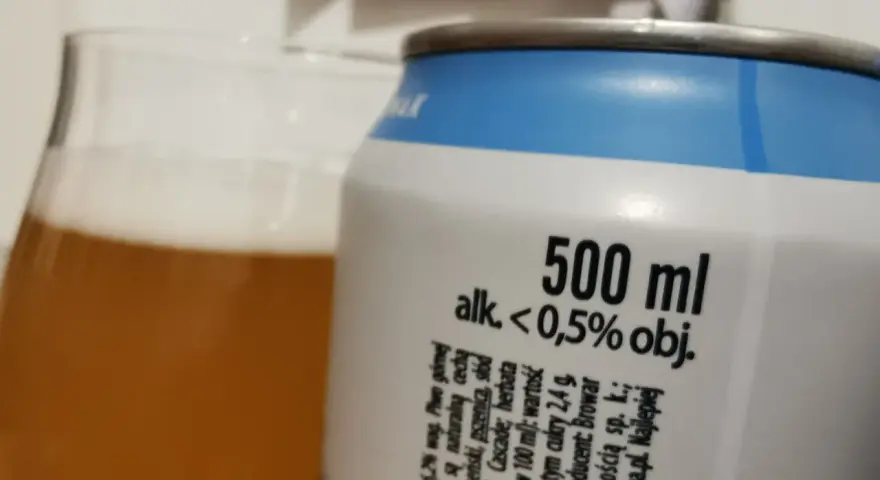 Szklanka piwa i puszka z informacją "alk. < 0,5% obj.". Zastanawiasz się, ile promili po jednym piwie? To piwo ma poniżej 0,5% alkoholu.