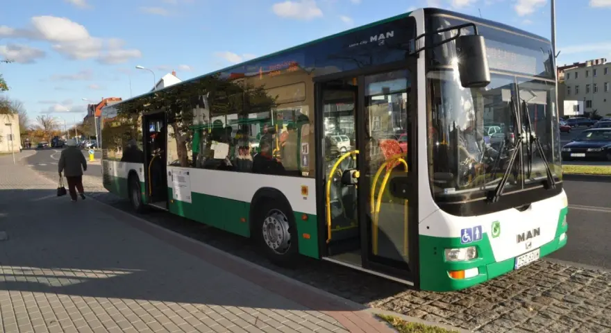 Autobus MAN na przystanku w Szczecinku. Sprawdzam km szczecinek rozkład jazdy, by zdążyć na czas.