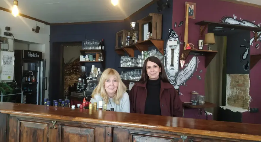 Zwei Frauen hinter einer Theke, bereit für Gäste. Hier gibt es Zimt und Zunder für jeden Geschmack.