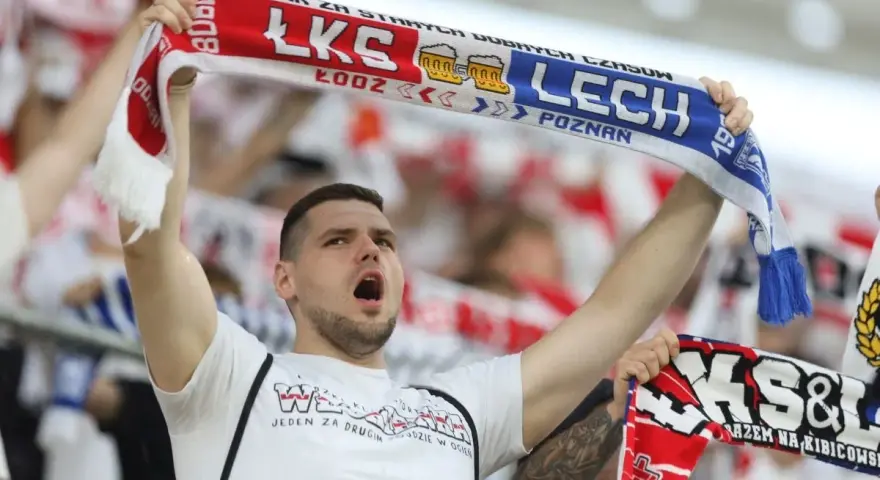 Młody kibic z szalikiem ŁKS Łódź i Lecha Poznań. Fani wspierają swoje drużyny, a my czekamy na kolejne łks łódź transfery.