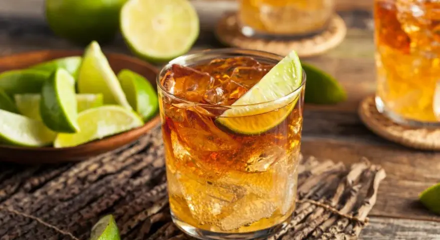 Rum Kraken z czym pić? Idealnie z lodem i limonką. Orzeźwiający drink na gorące dni.
