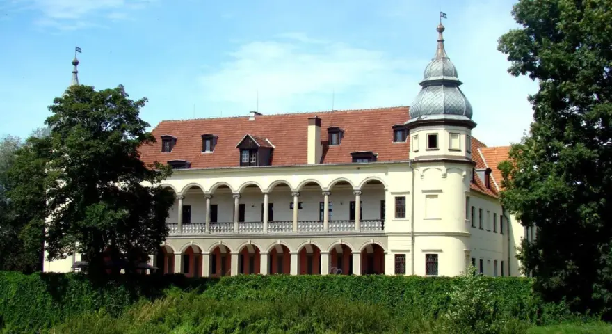 Pałac w Krobielowicach z arkadowym krużgankiem i wieżyczką.