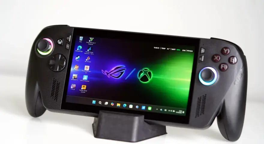 Przenośna konsola gamingowa z kontrolerami, ekranem wyświetlającym pulpit z ikonami gier i logo Xbox. To idealne urządzenie dla graczy, którzy chcą zabrać swoje ulubione tytuły wszędzie, nawet te z Xbox Game Pass.