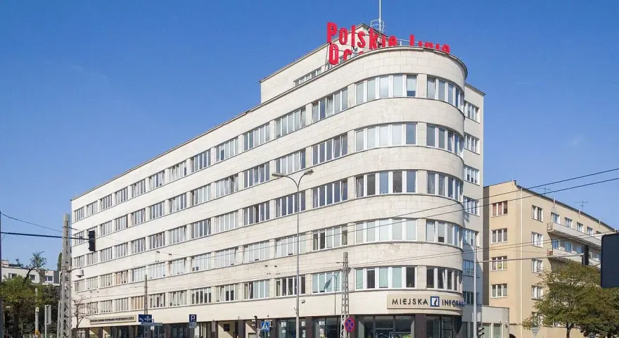 Charakterystyczny budynek z czerwonym napisem "Polska Linia" to ważny punkt gdyńskiego szlaku modernizmu.