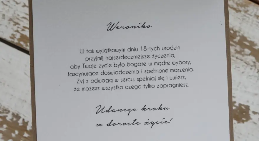 Weroniko, przyjmij mądre życzenia na 18. urodziny! Niech życie będzie pełne doświadczeń i spełnionych marzeń. Żyj odważnie!