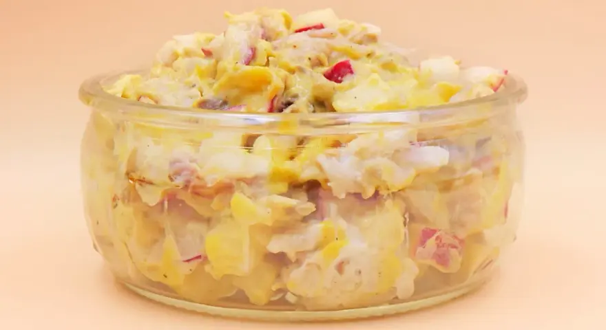 Pyszna pasta z rzodkiewki z ziemniakami i jajkiem, podana w szklanym naczyniu.