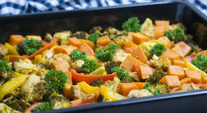 Ofenblech mit Hähnchen, Brokkoli, Süßkartoffeln und Paprika, garniert mit Petersilie. Perfekt für histaminarme Rezepte.