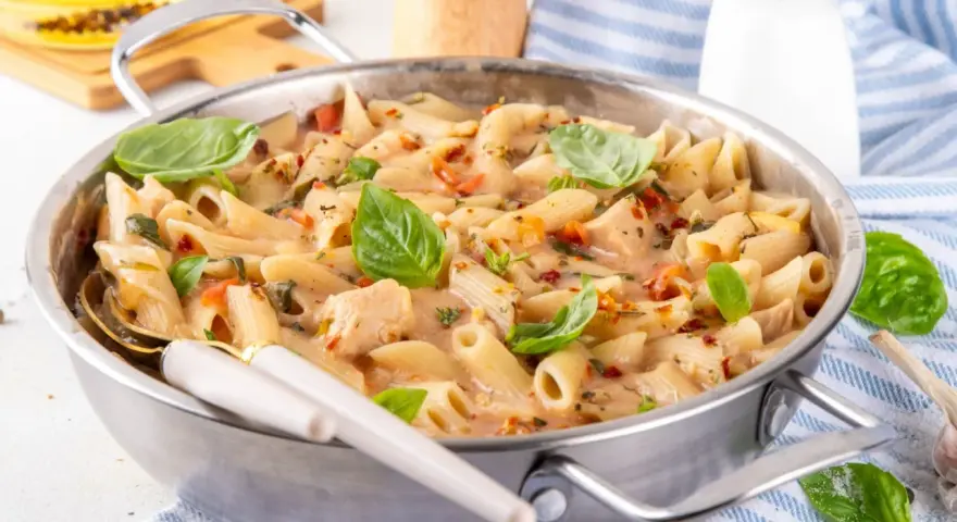 Penne z kurczakiem w sosie śmietanowym – prosty przepis na obiad