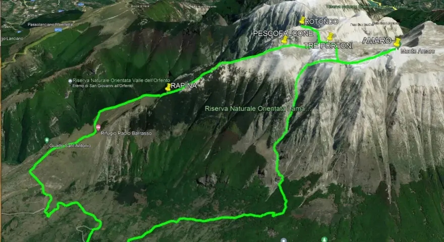 Sentiero verde che attraversa la Riserva Naturale Orientata Lama, passando per Pescofalcone e Monte Amaro, con la rava del ferro come punto di riferimento.