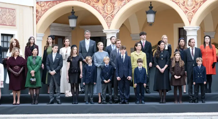 Carolina di Monaco e la sua famiglia posano in un cortile.