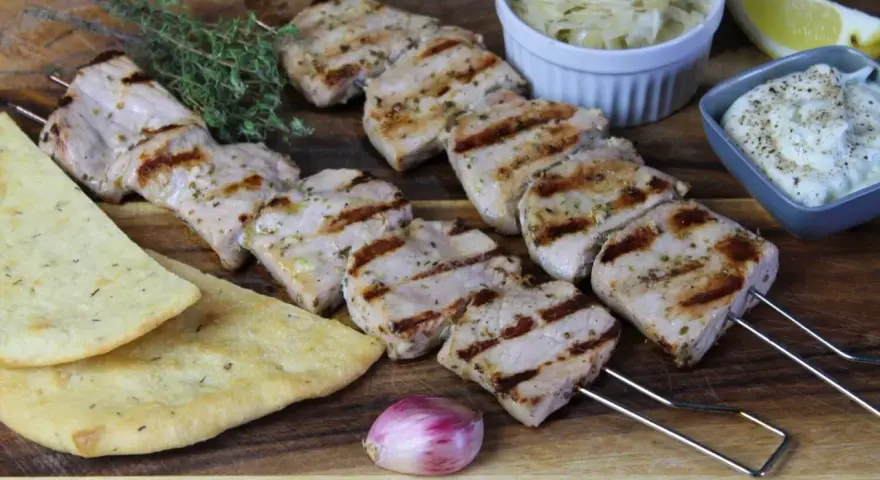 Saftige Souvlaki-Spieße vom Grill, dazu Fladenbrot, Tzatziki und Krautsalat. Ein tolles Souvlaki Rezept für den Sommer.