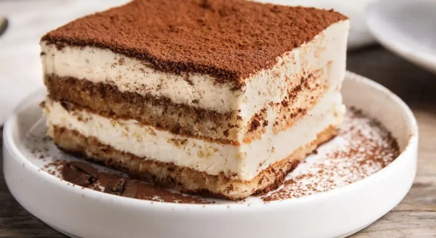 Pyszny kawałek tiramisu, idealny na deser. Ten przepis na tiramisu jest prosty i szybki.