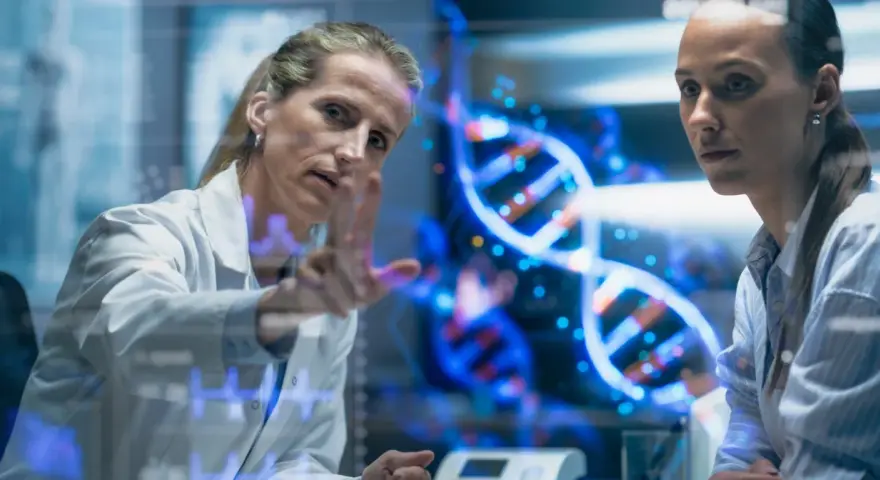 Naukowczyni analizuje strukturę DNA, dyskutując z koleżanką, czy to geny czy wychowanie kształtują człowieka.