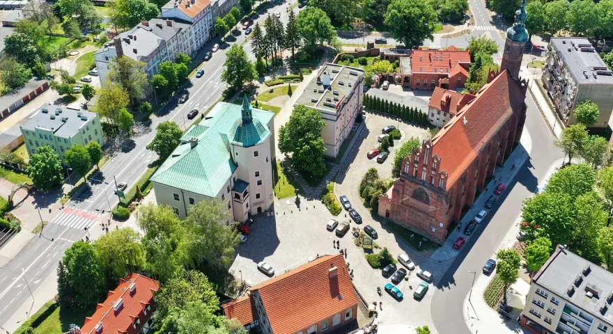 Widok z lotu ptaka na miasto Słupsk, z dominującymi budynkami kościoła i zamku.