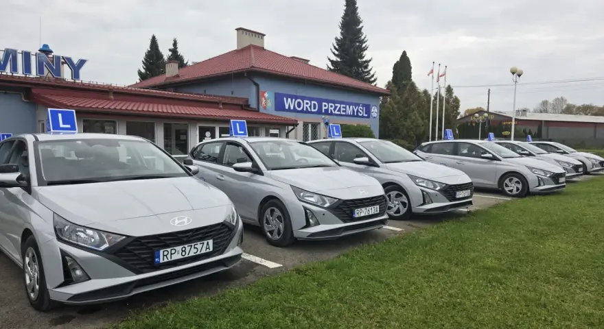 Samochody WORD Przemyśl z literką L na dachu. Zastanawiasz się, ile kosztuje egzamin teoretyczny na prawo jazdy?