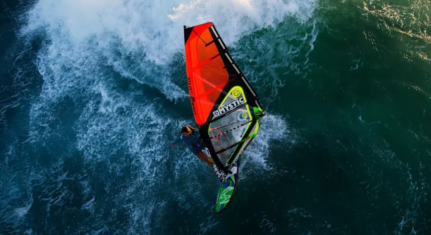 Windsurfing: Co to jest? Jak zacząć i poczuć wiatr w żaglach?