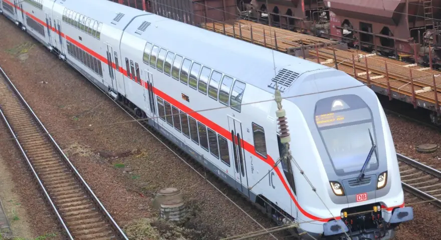 Moderner Doppelstockzug der DB, bereit für die nächste Fahrt.