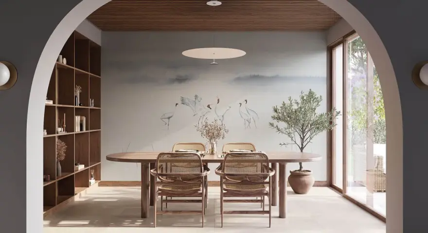 Comedor con mural de grullas y árbol de olivo, creando un ambiente de feng shui sereno y natural.