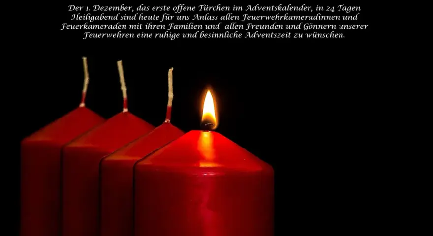 Vier rote Kerzen, eine brennend, symbolisieren den christlichen gesegneten 1. Advent.