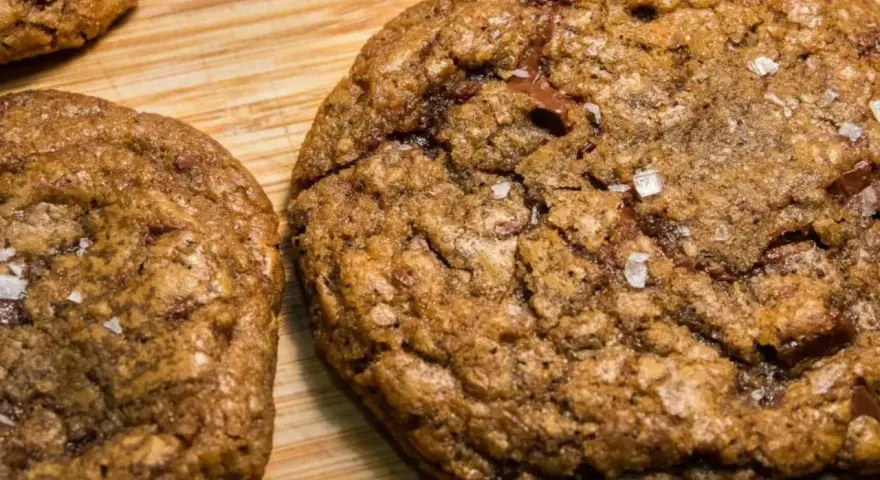 Galletas cookies caseras con trozos de chocolate y sal marina, recién horneadas y listas para disfrutar.