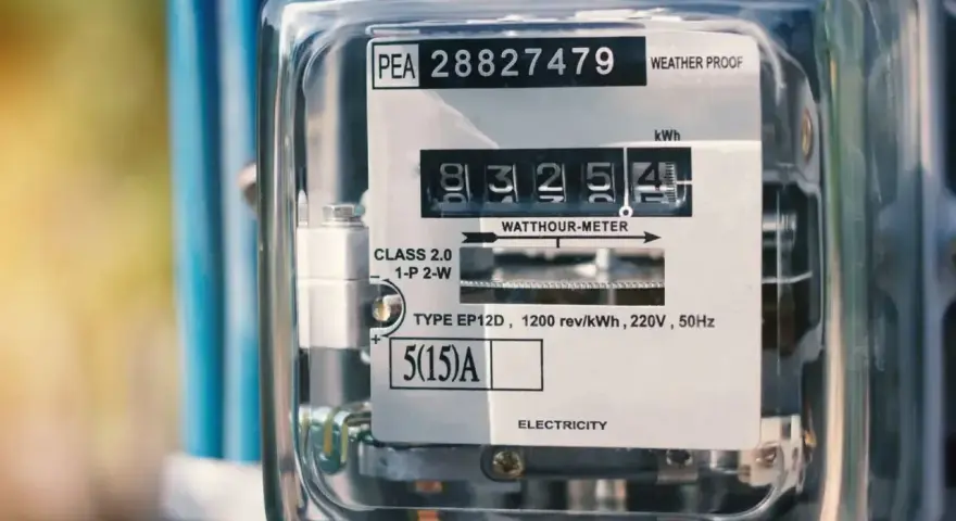 Licznik energii elektrycznej pokazuje wysokie zużycie prądu w domu. Przyczyny dużego zużycia prądu w domu mogą być różne, np. stare urządzenia.