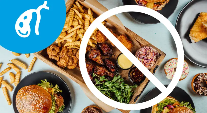 Symbol woreczka żółciowego i zakazane jedzenie typu fast food. Dieta dla woreczka żółciowego powinna unikać takich potraw.