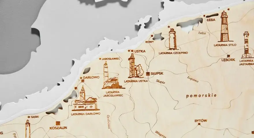 Mapa drewniana z zaznaczonymi latarniami morskimi w Polsce. Widoczne m.in. latarnie w Darłowie, Ustce, Jarosławcu, Czołpinie, Stilo i Jastarni.