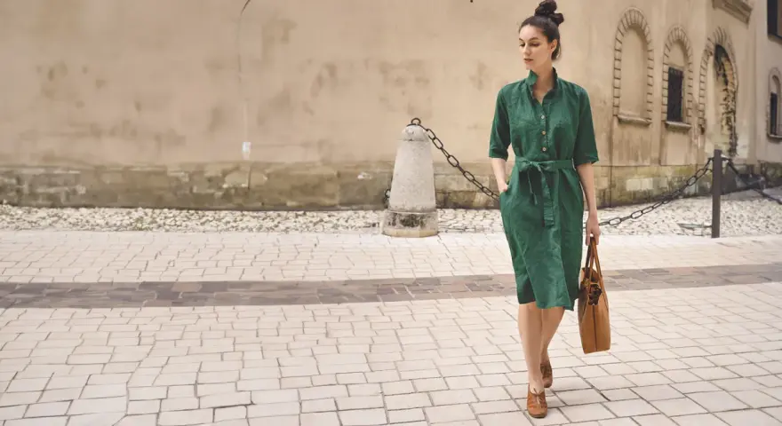 Elegancka stylizacja na lato: zielona lniana sukienka z paskiem, brązowa torba i mokasyny. Idealny przykład, jak się ubrać latem.